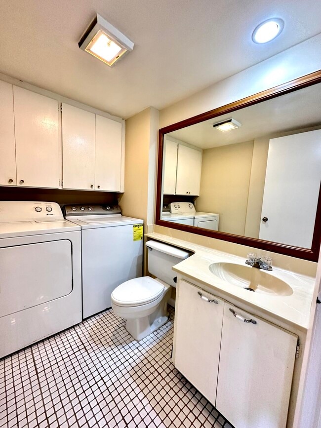 Building Photo - 805 8th Way