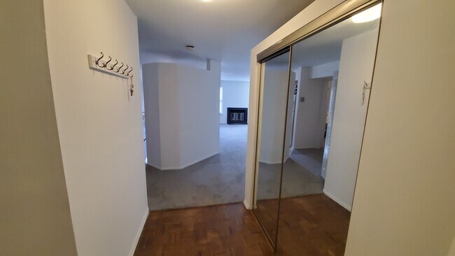 Building Photo - 4182 Bayberry Ct