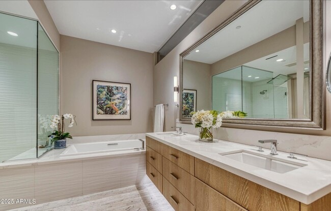 Building Photo - 5553 E Stella Ln