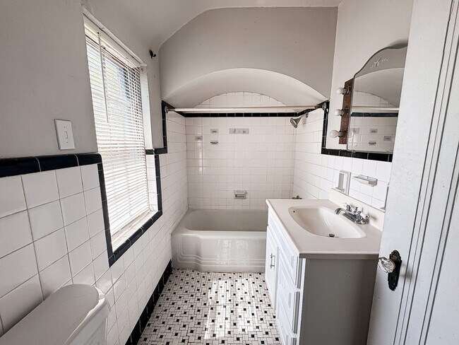 Building Photo - 2710 Henderson Rd