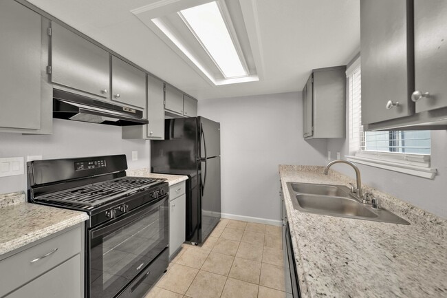 Building Photo - Heather Ridge Apartments