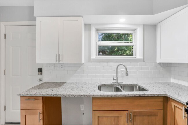 Building Photo - 307 S Wheatland Ave
