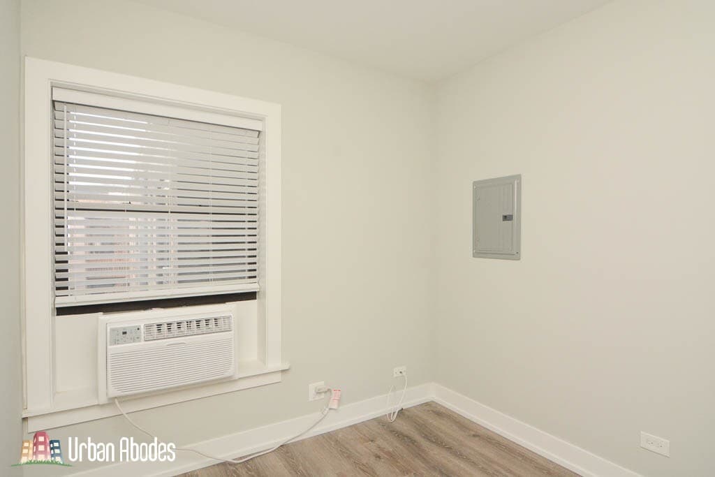 Building Photo - 709 W Brompton Ave