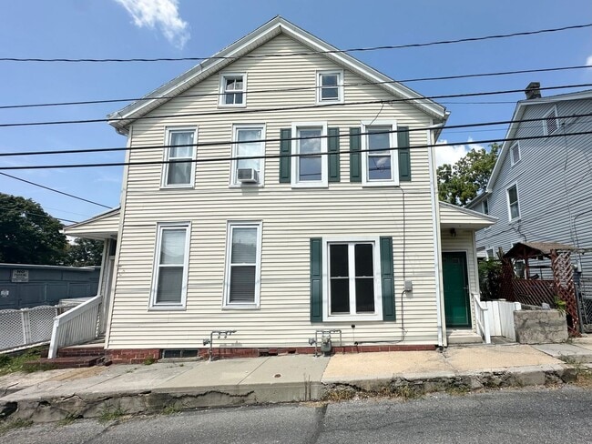 Building Photo - 1 Bedroom with Bonus Room in Lebanon!