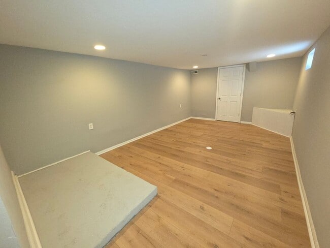 Building Photo - Single Family House with finished basement, garage, and backyard!