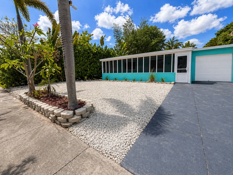 Building Photo - 1413 SW 23rd Ave