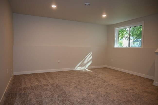 Building Photo - *RENT SPECIAL* Spacious 4 Bed, 2 Bath Sing...