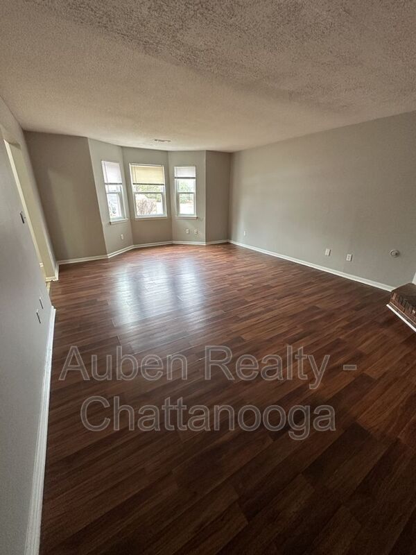 Building Photo - 1317 Village Green Dr