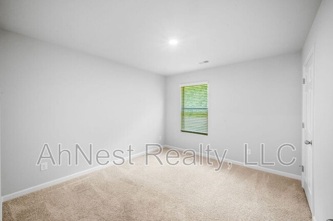 Building Photo - 3012 Hawthorn Farm Blvd