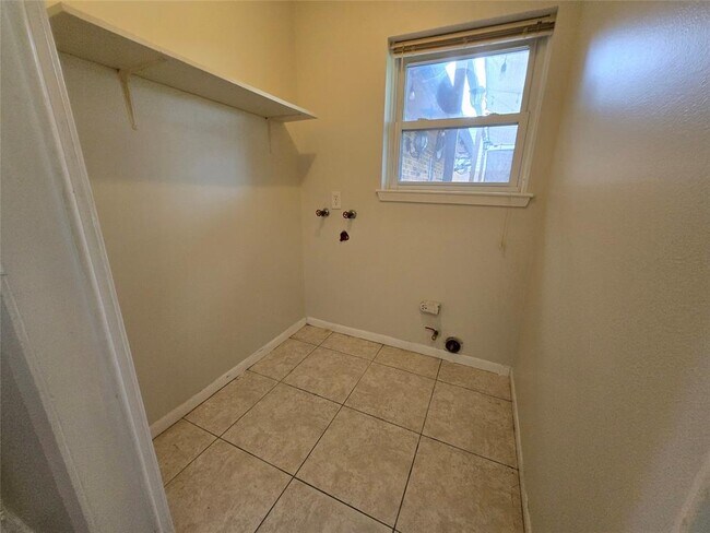 Building Photo - 10907 Overlea Dr
