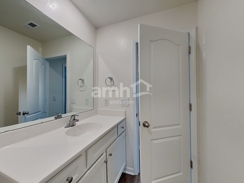 Building Photo - 2065 Southlea Dr