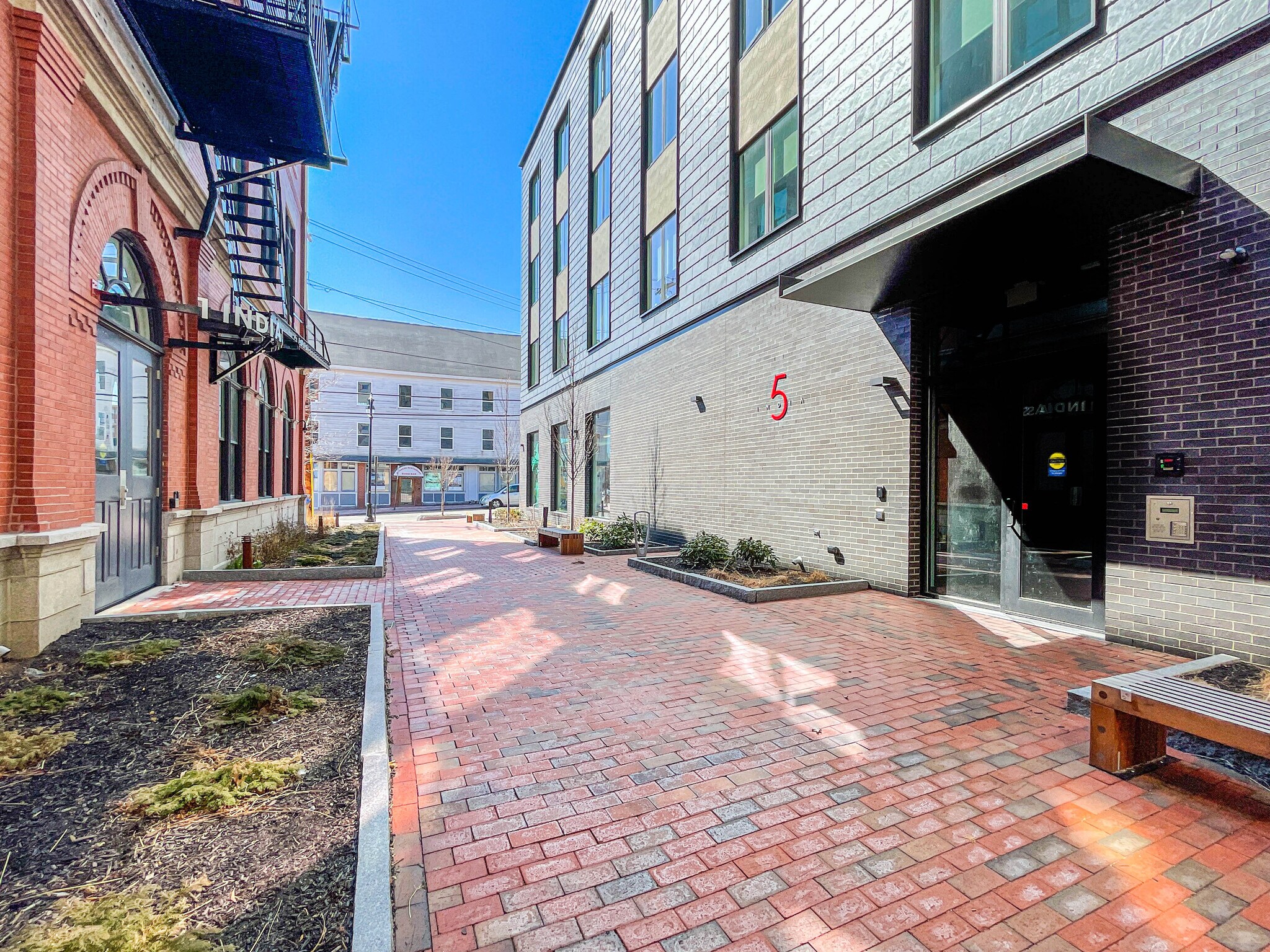 Building Photo - 5 India St