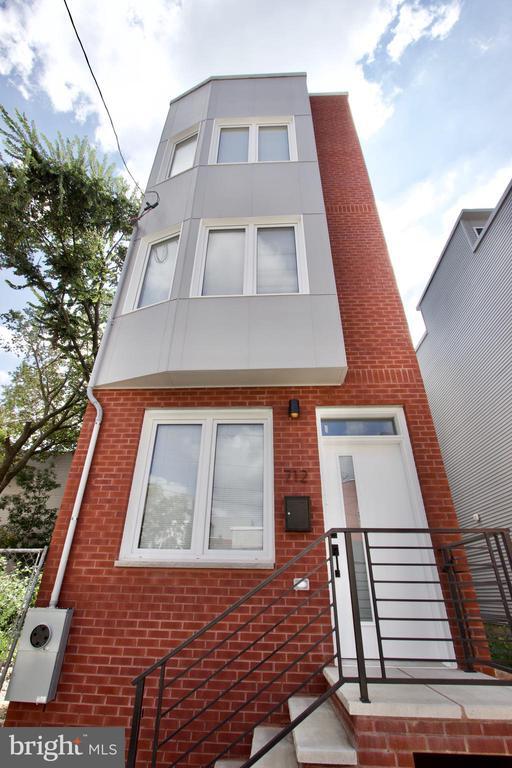 Building Photo - 712 Master St