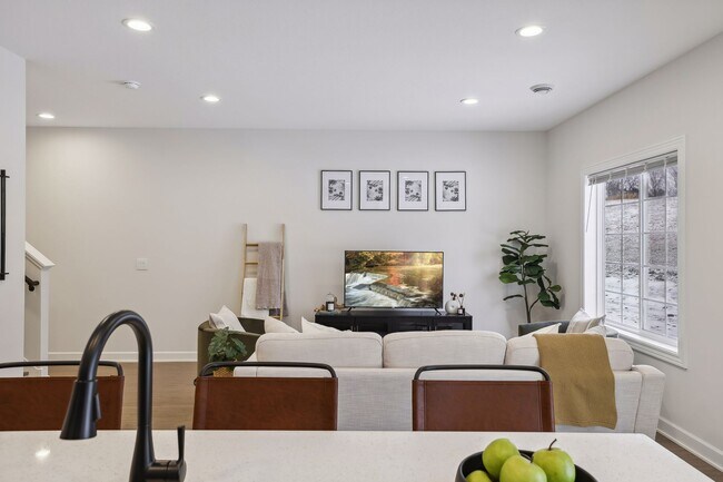 Building Photo - 804 Dailey Pl