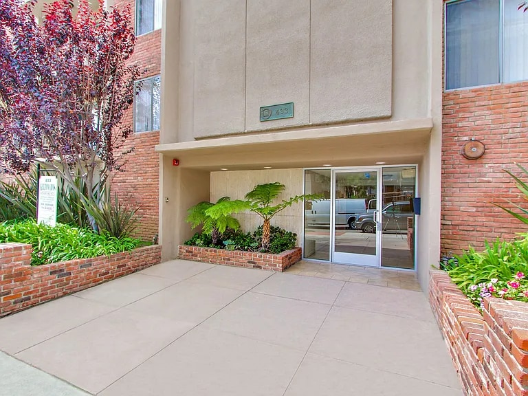 Building Photo - 433 Kelton Ave