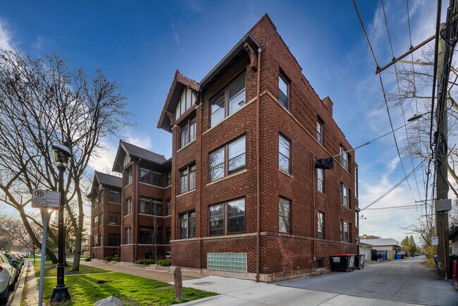 Building Photo - 3952 W Waveland Ave