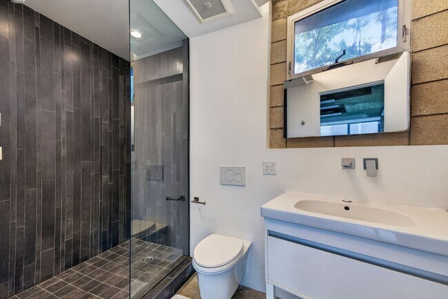 Building Photo - Discover this striking 3 bedroom apartment for rent in Venice, offering 4 bathrooms, contemporary...