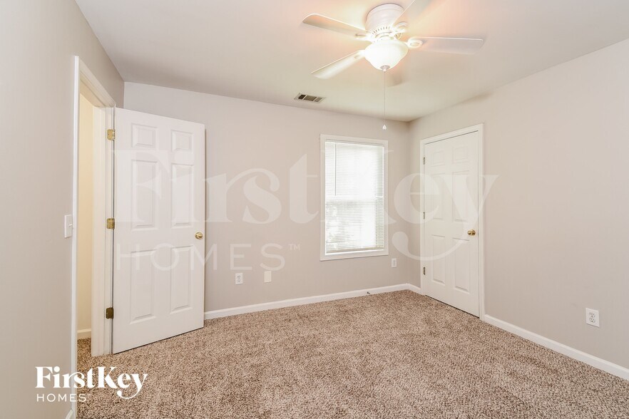 Building Photo - 135 Lexington Ct