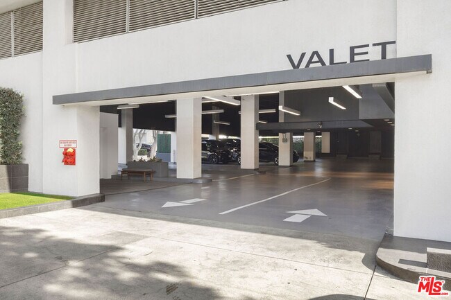 Building Photo - 838 N Doheny Dr