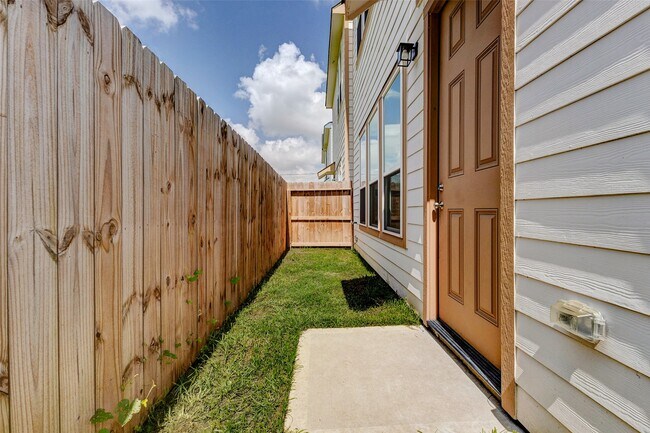 Building Photo - 2115 Esther Dr