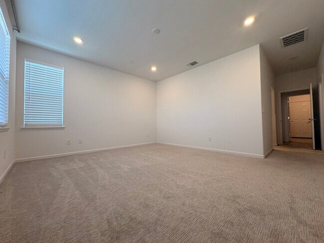 Building Photo - Beautiful Solar Home For Rent in Lincoln