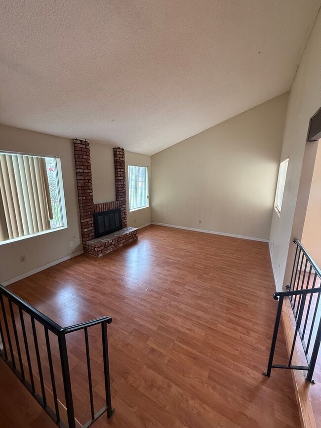 Building Photo - Spacious 4-Bedroom Home in Northeast Bakersfield