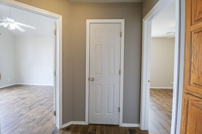 Building Photo - 3 Bed 2 Bath in Jenks - Available Now!