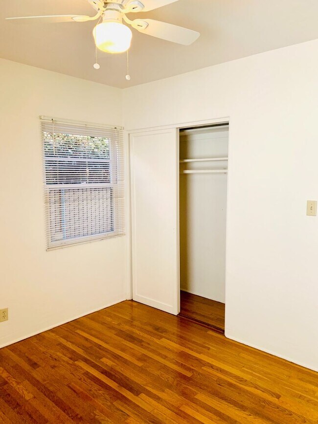 Building Photo - BEAUTIFUL 2BD/1BA CONDO IN CROWN POINT! W/ GARAGE & LAUNDRY! $3,595/mo