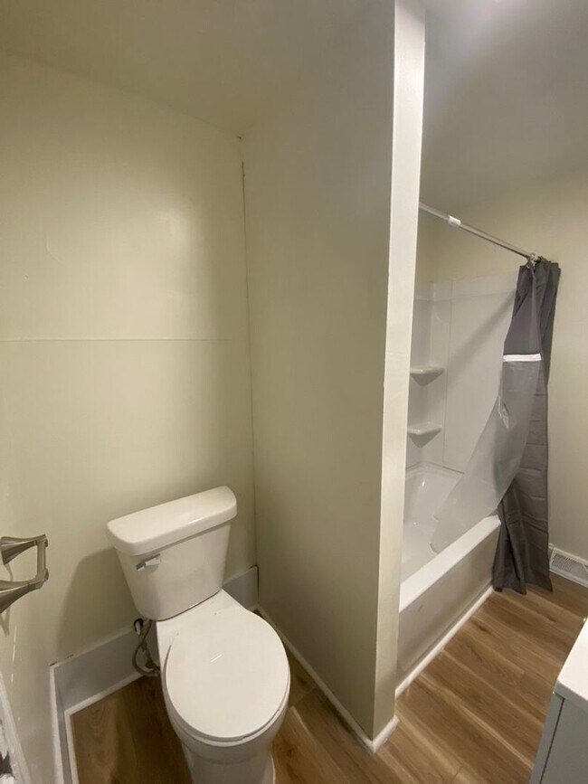 Building Photo - 1031 Waugoo Ave