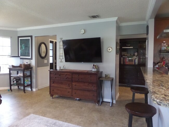 Building Photo - Beautiful 3 bedroom Home