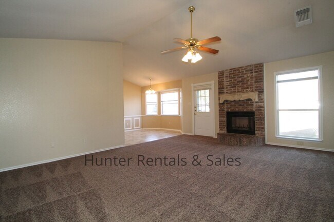 Building Photo - Comfortable 3-Bedroom Home in the Stratfor...