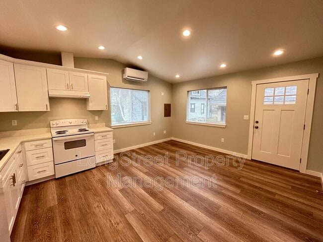 Building Photo - 1052 SW Western Blvd