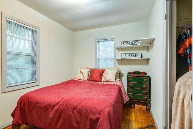 Building Photo - Cozy 2 Bed/1 Bath House, Park Like Setting, Pet Friendly, Fenced Yard