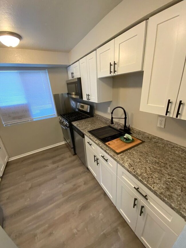 Building Photo - Sumner Townhome Duplex w/ 1 car carpot & N...