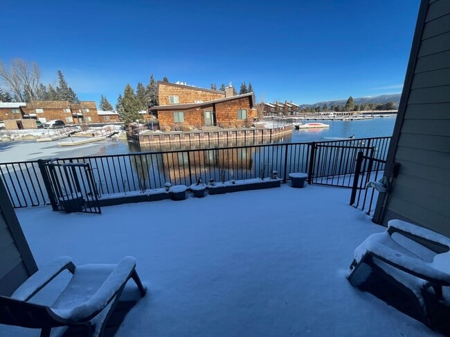 Building Photo - Secure your boat dock before summer!  Unfurnished 3 bed, 2 bath condo with marina and mountain vi...
