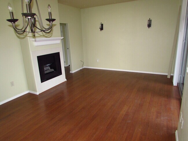 Building Photo - Downstairs 2 bedroom condo in great location