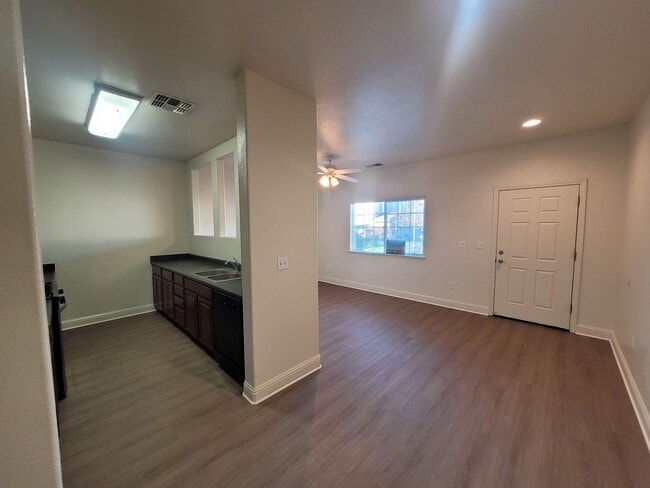 Building Photo - Three bedroom 1 bath with central heat and air
