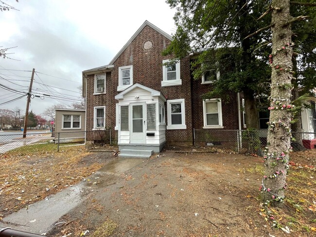 Building Photo - Gut Renovated Two Bedroom/1 Bathroom Home ...