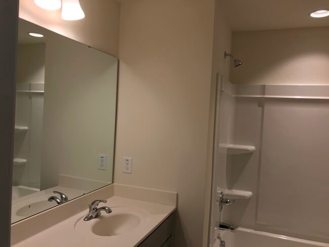 Building Photo - 1704 Shady Oaks Dr