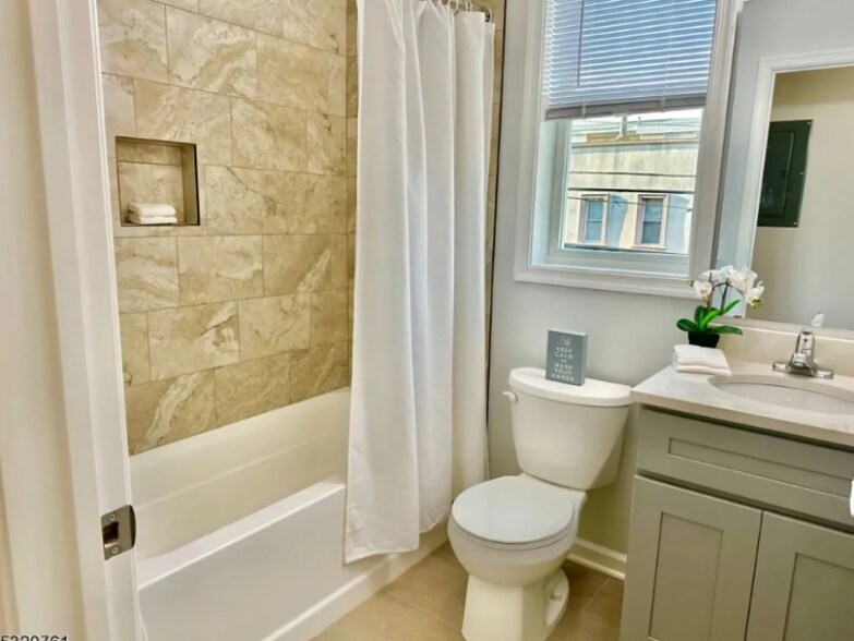 Building Photo - 558-562-562 Court St