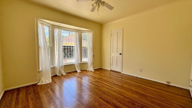 Building Photo - Charming House  with Large yard