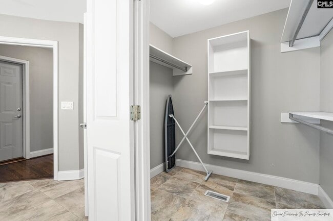 Building Photo - 1701 Pinewood Dr