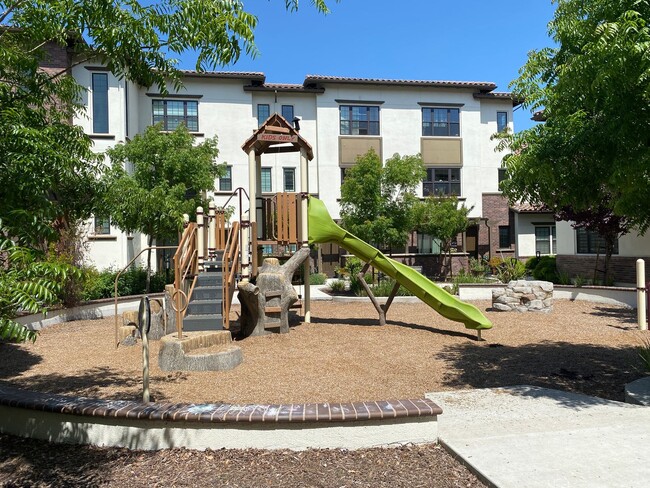 Building Photo - Pleasanton Andares townhouse 3 BD + office...