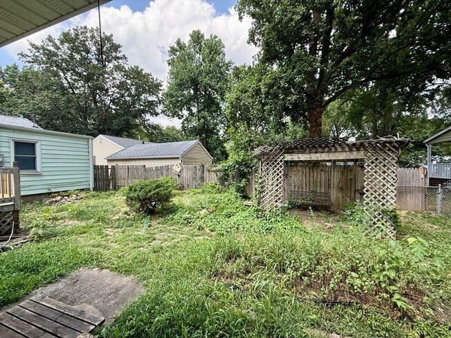 Building Photo - 2 Bed / 1 Bath House with lots of Features...