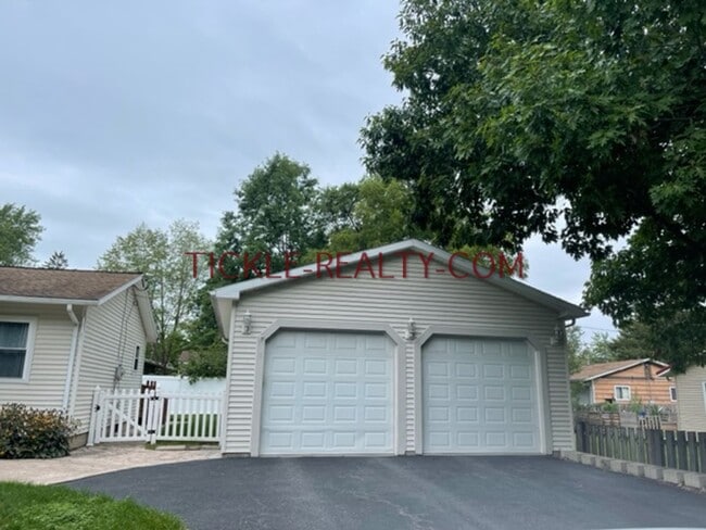 Building Photo - 3 Bedroom Ranch - Huge Garage - Fenced Yard