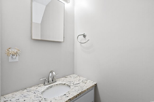 Building Photo - 715 Pine Dr