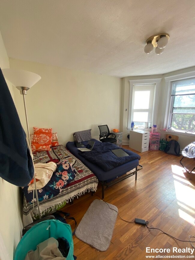 Building Photo - 364 Riverway