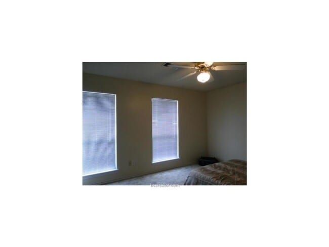 Building Photo - Spacious 3/2 1/2 duplex in convenient loca...