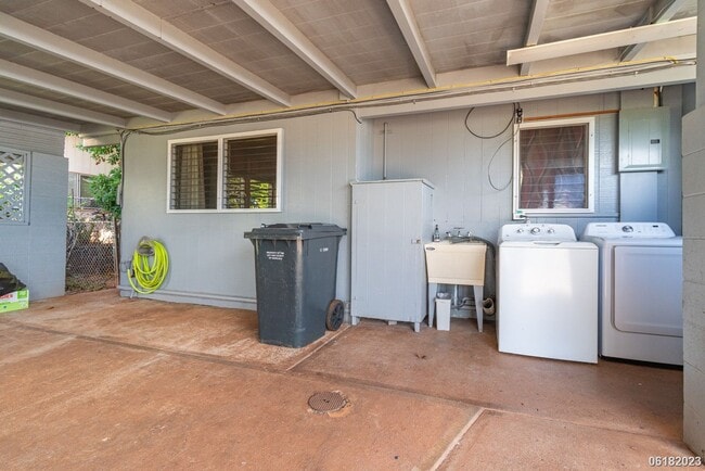 Building Photo - Fully Renovated 3BR/2BA/2Car Garage in Pea...