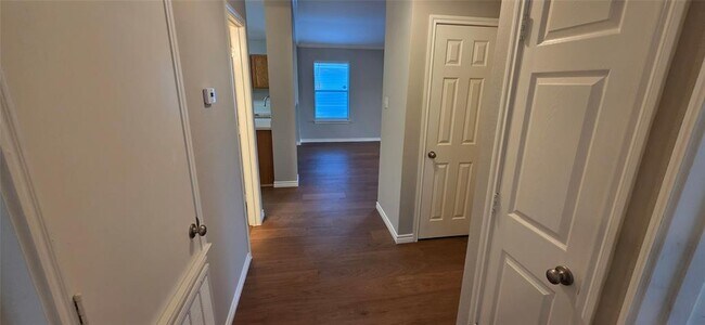 Building Photo - 204 Quail Hollow Dr